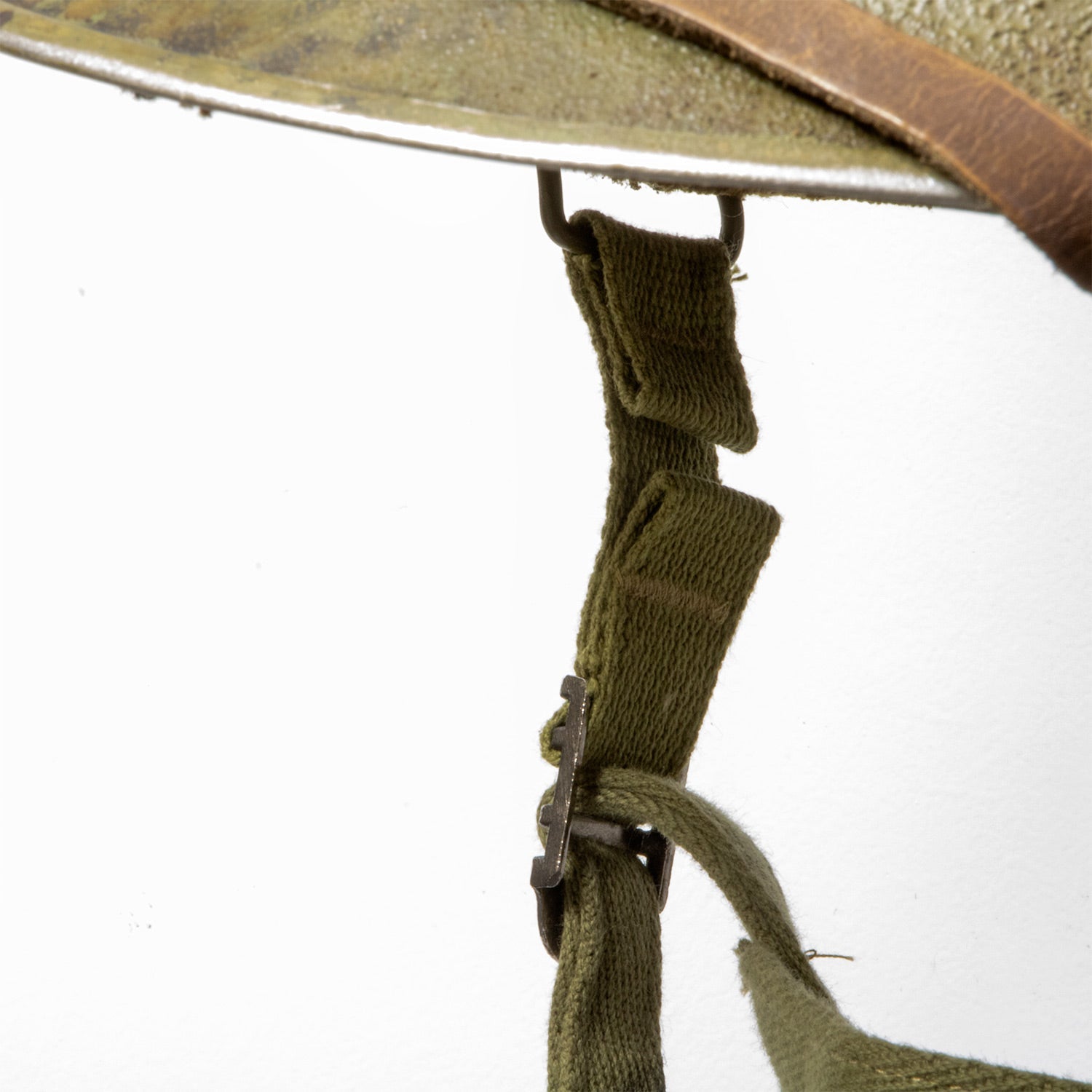 Casque Complet Battle Battered 517th PCRT vue gros plan de la jugulaire 2