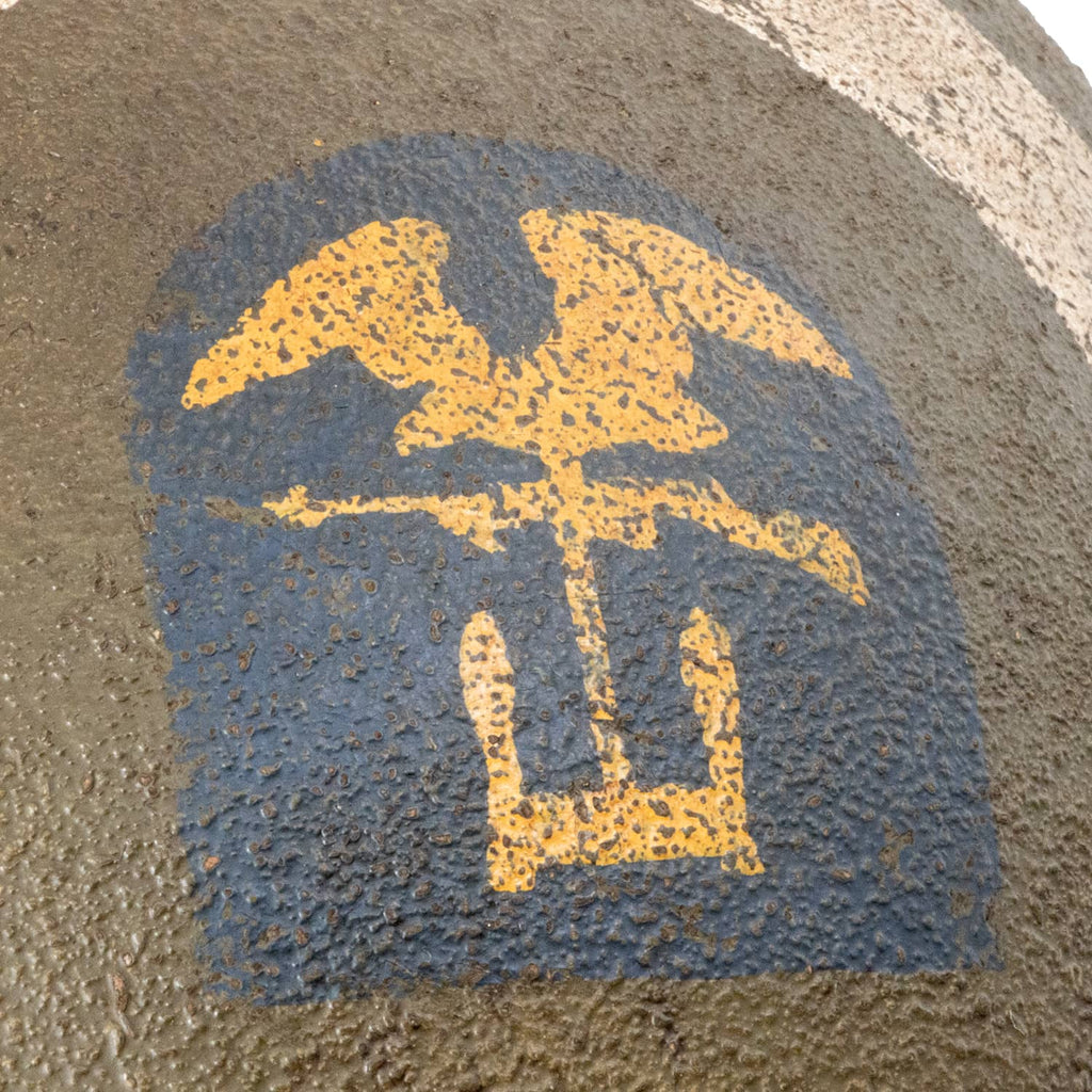 Casque Complet US M1 Battle Battered 5th Engineer Special Brigade ESB gros plan de l'insigne avant