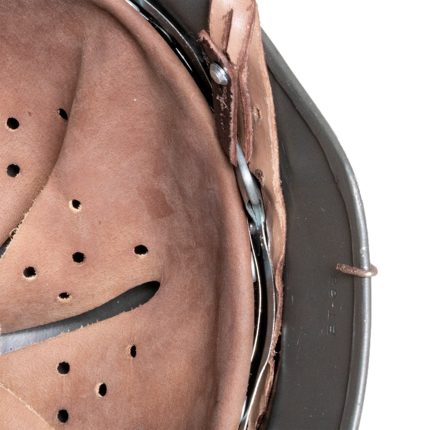 Vue intérieure latérale du casque Allemand Stahlhelm M40 Battle Battered 2 ton Normandie