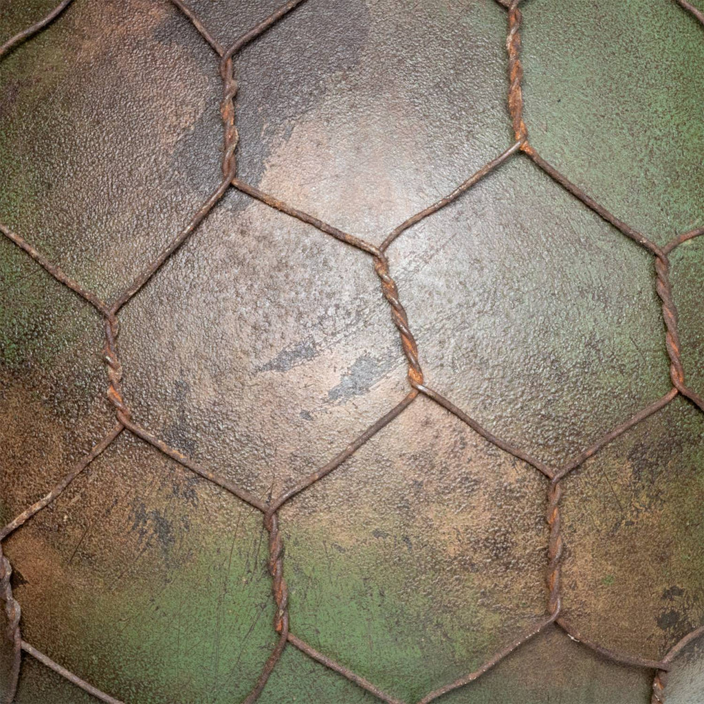 Vue en gros plan du camouflage et du grillage du casque Allemand Stahlhelm M40 Battle Battered 2 ton Normandie