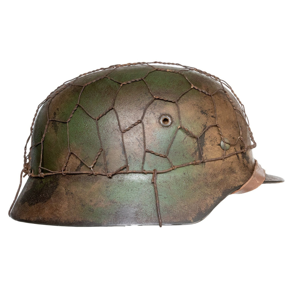 Vue latérale droite du casque Allemand Stahlhelm M40 Battle Battered 2 ton Normandie