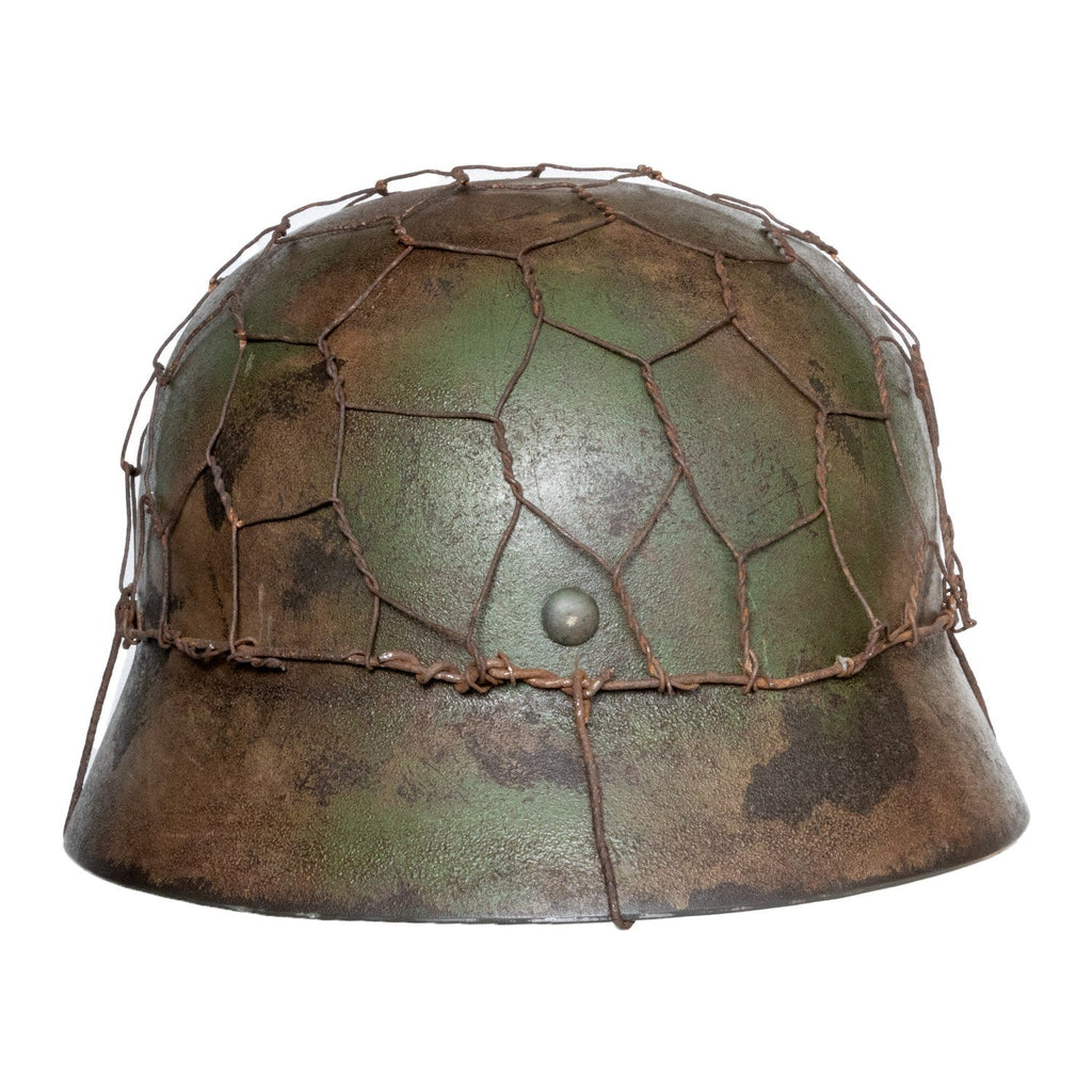 Vue arrière du casque Allemand Stahlhelm M40 Battle Battered 2 ton Normandie