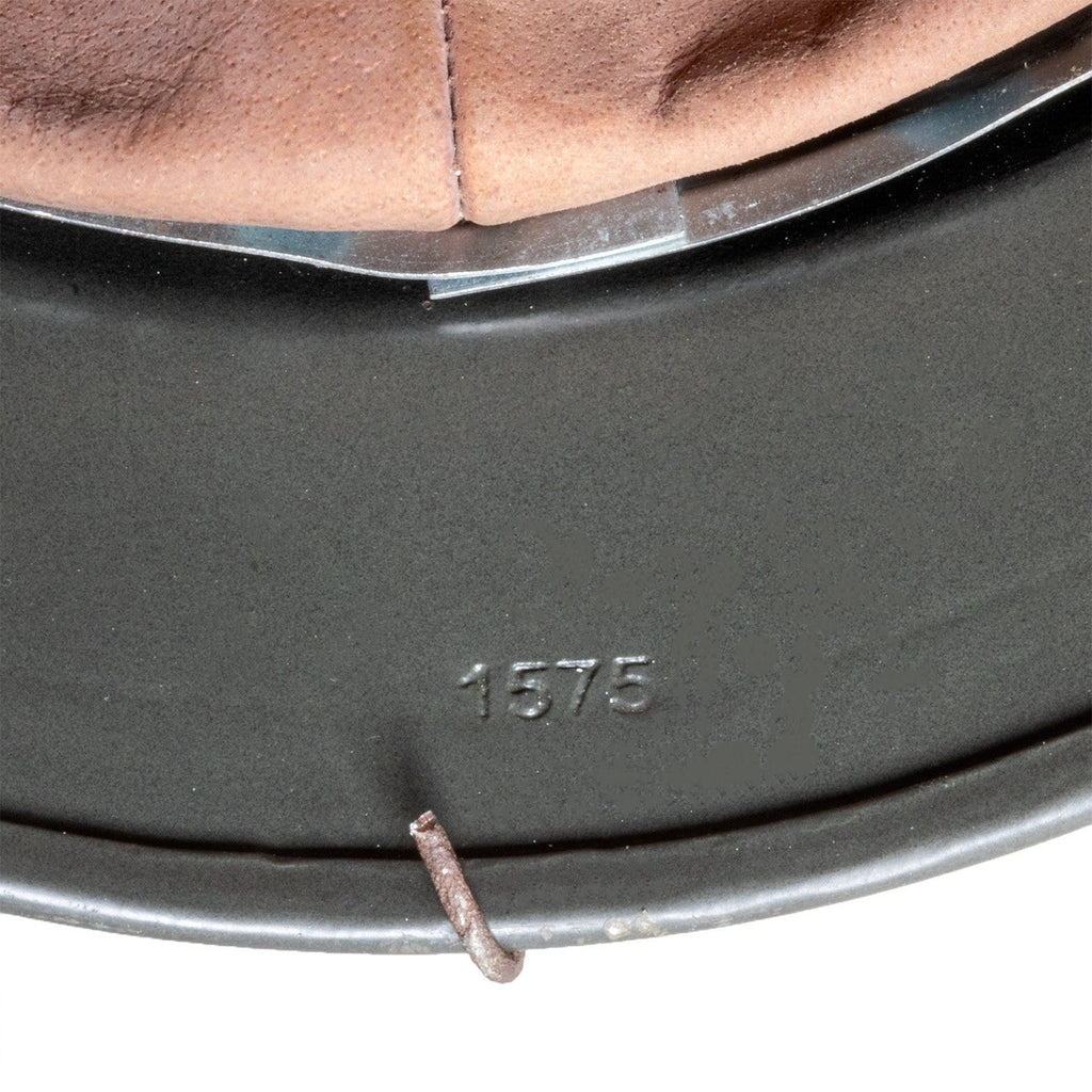 Vue gros plan du marquage arrière 1575 du casque Allemand Stahlhelm M40 Battle Battered 2 ton Normandie