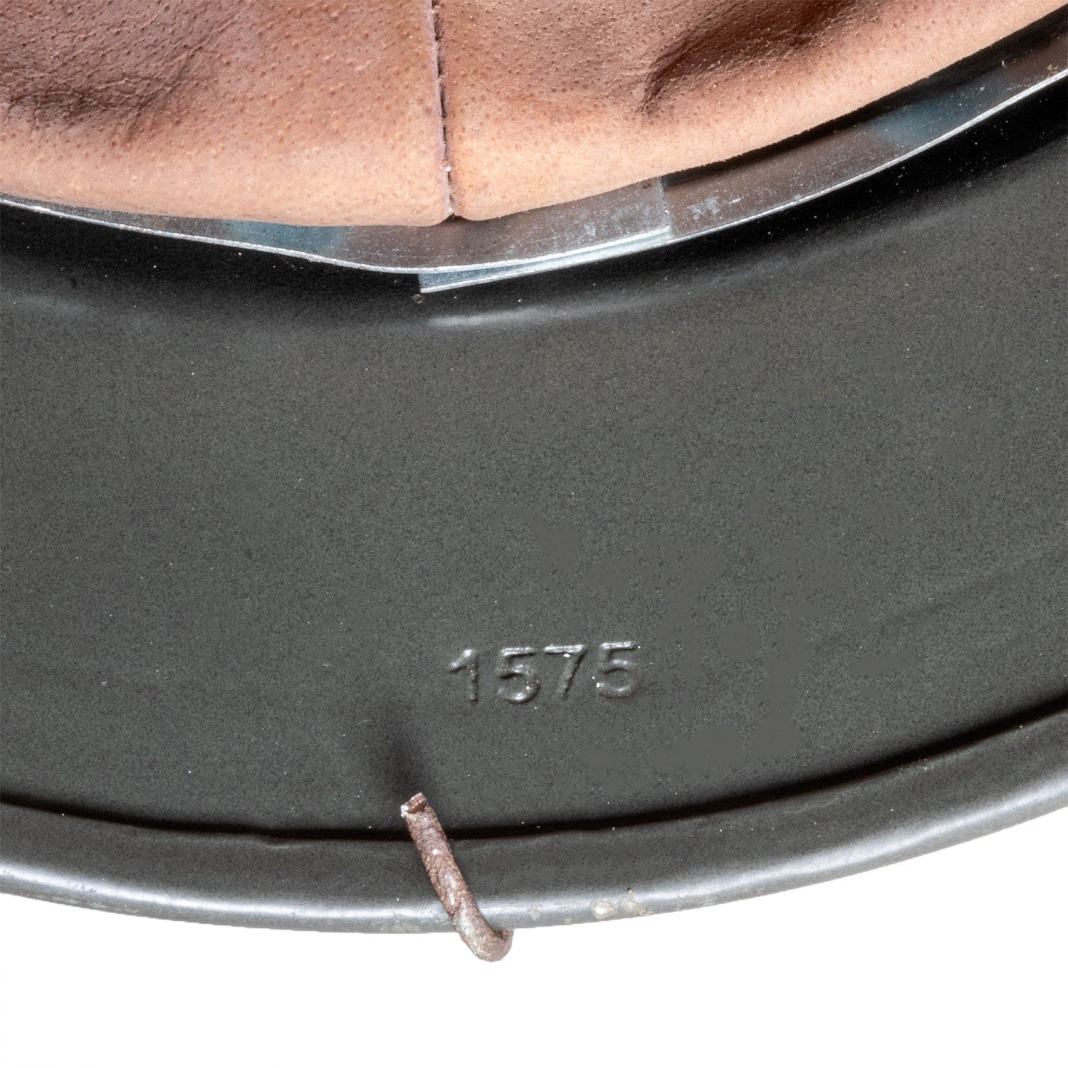 Vue gros plan du marquage arrière 1575 du casque Allemand Stahlhelm M40 Battle Battered 2 ton Normandie