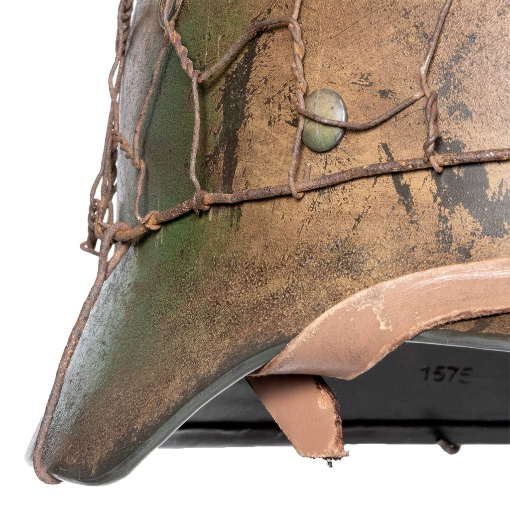 Gros plans du flan du casque Allemand Stahlhelm M40 Battle Battered camouflage deux tons Normandie