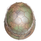 Vue de dessus du casque Allemand Stahlhelm M40 Battle Battered 2 ton Normandie