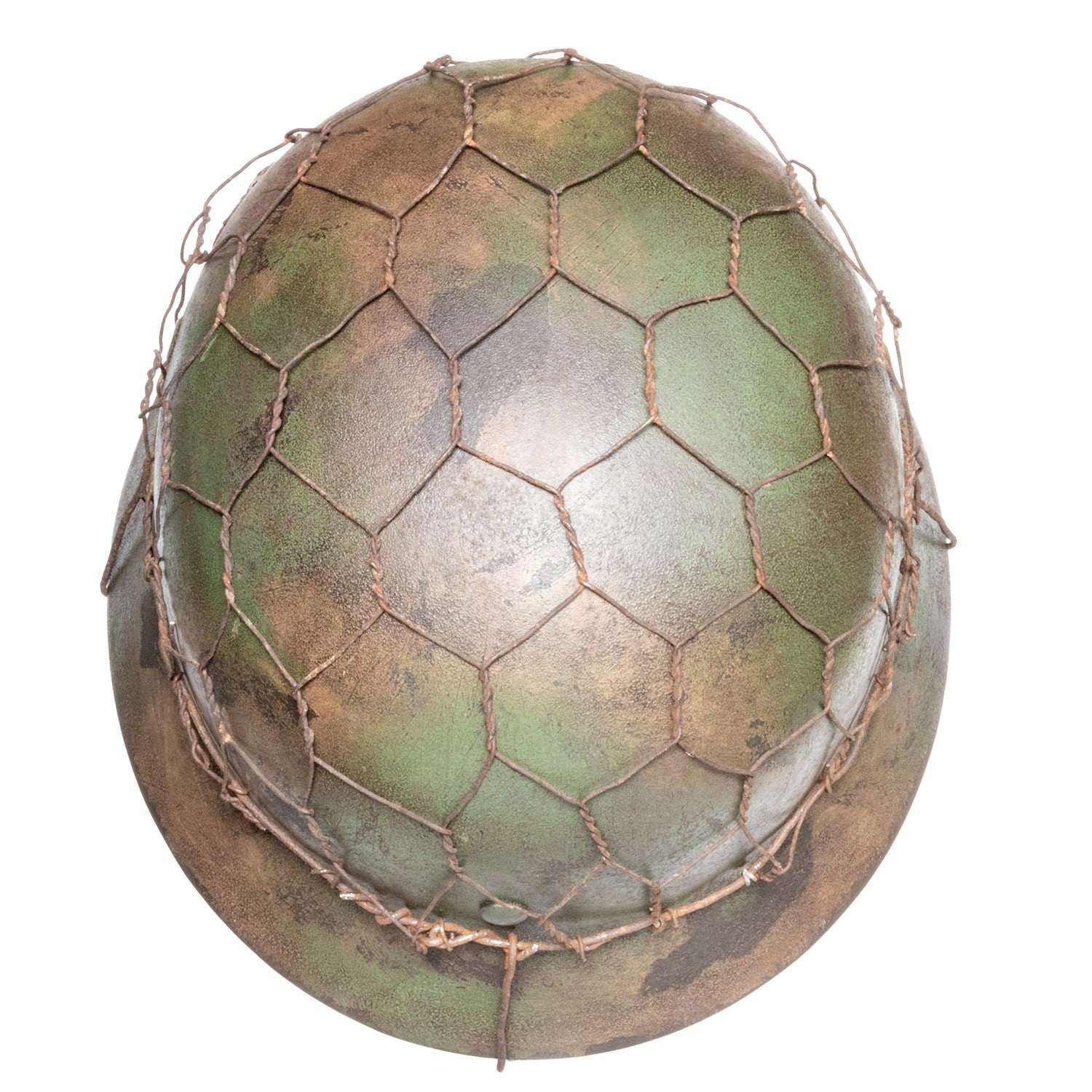 Vue de dessus du casque Allemand Stahlhelm M40 Battle Battered 2 ton Normandie