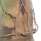 Vue en gros plan du grillage de camouflage du casque Allemand Stahlhelm M40 Battle Battered 2 ton Normandie