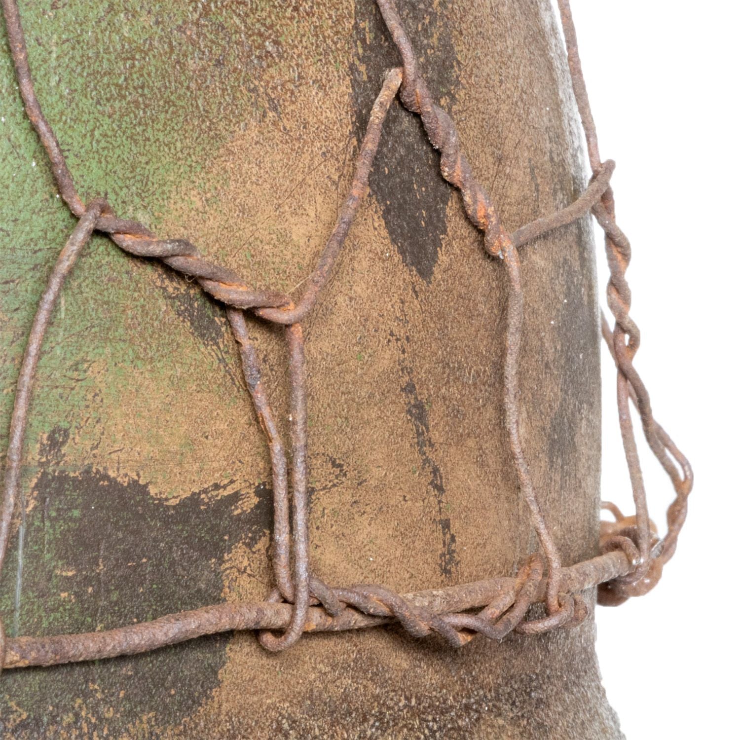 Vue en gros plan du grillage de camouflage du casque Allemand Stahlhelm M40 Battle Battered 2 ton Normandie