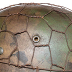 Gros plan du rivet d'aération du casque Stahlhelm M40 Battle Battered camouflage 2 tons Normandie