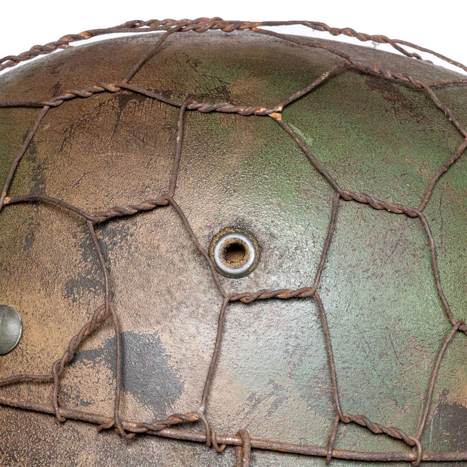 Gros plan du rivet d'aération du casque Stahlhelm M40 Battle Battered camouflage 2 tons Normandie