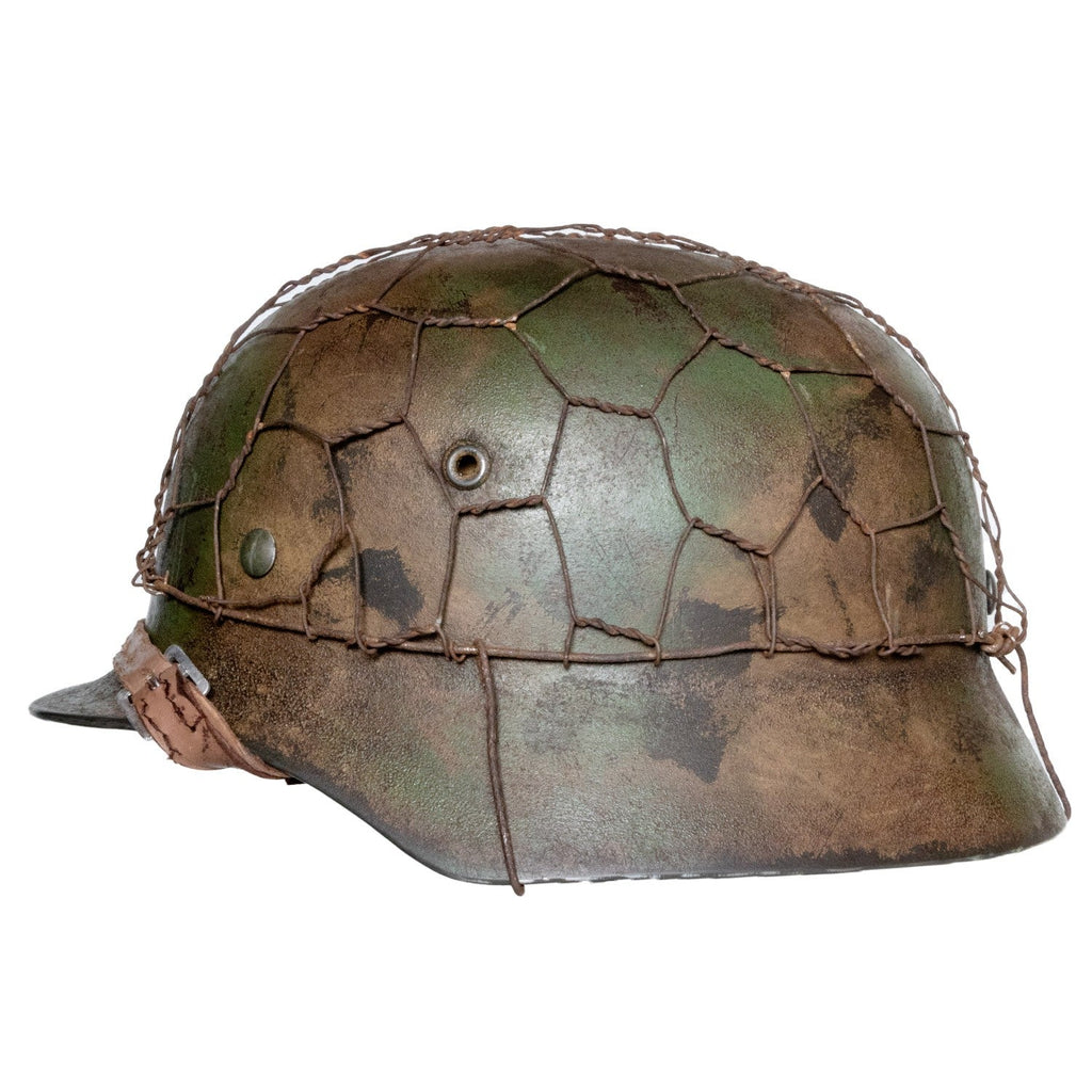 Vue latérale du casque Allemand Stahlhelm M40 Battle Battered 2 ton Normandie