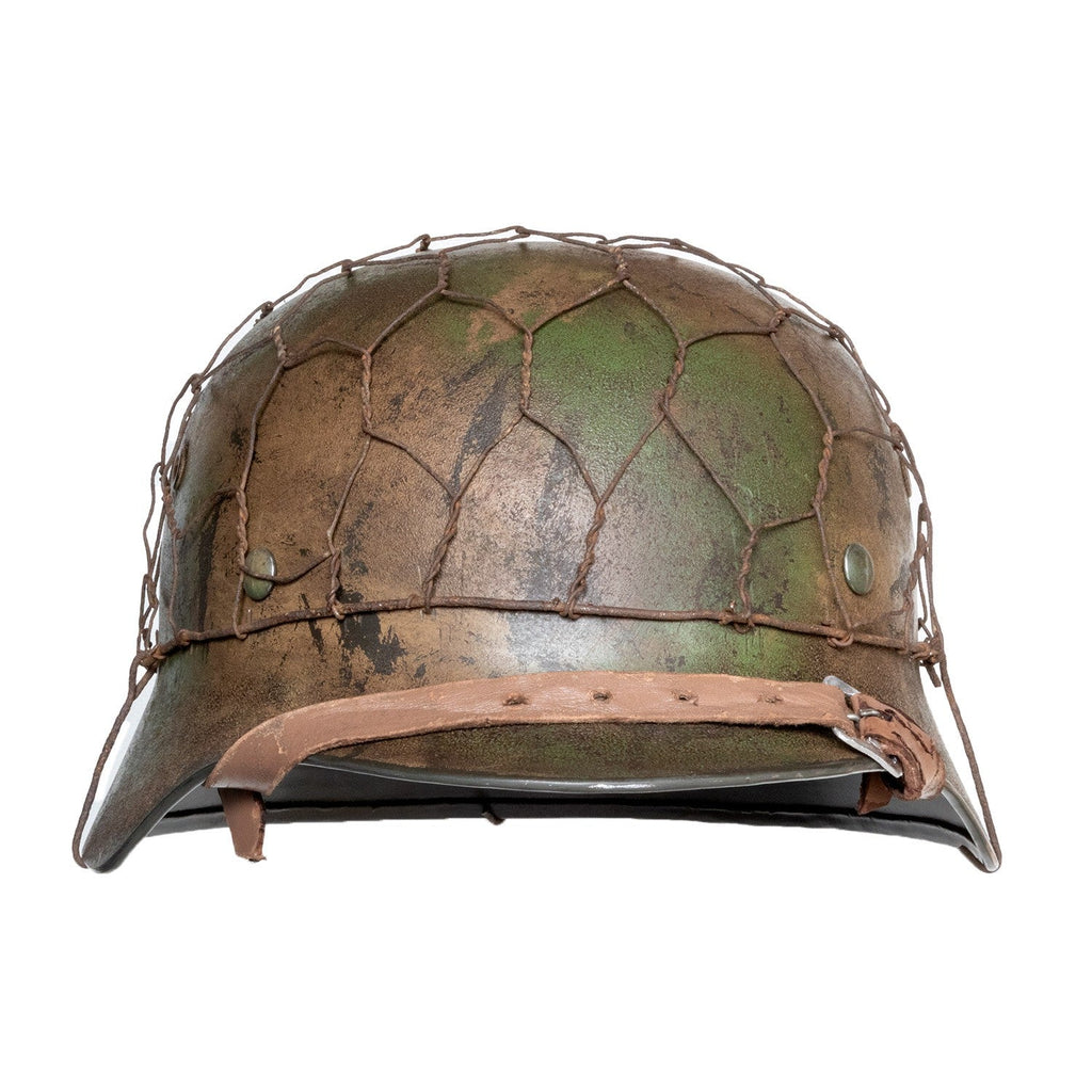Vue 3/4 du casque Allemand Stahlhelm M40 Battle Battered 2 ton Normandie