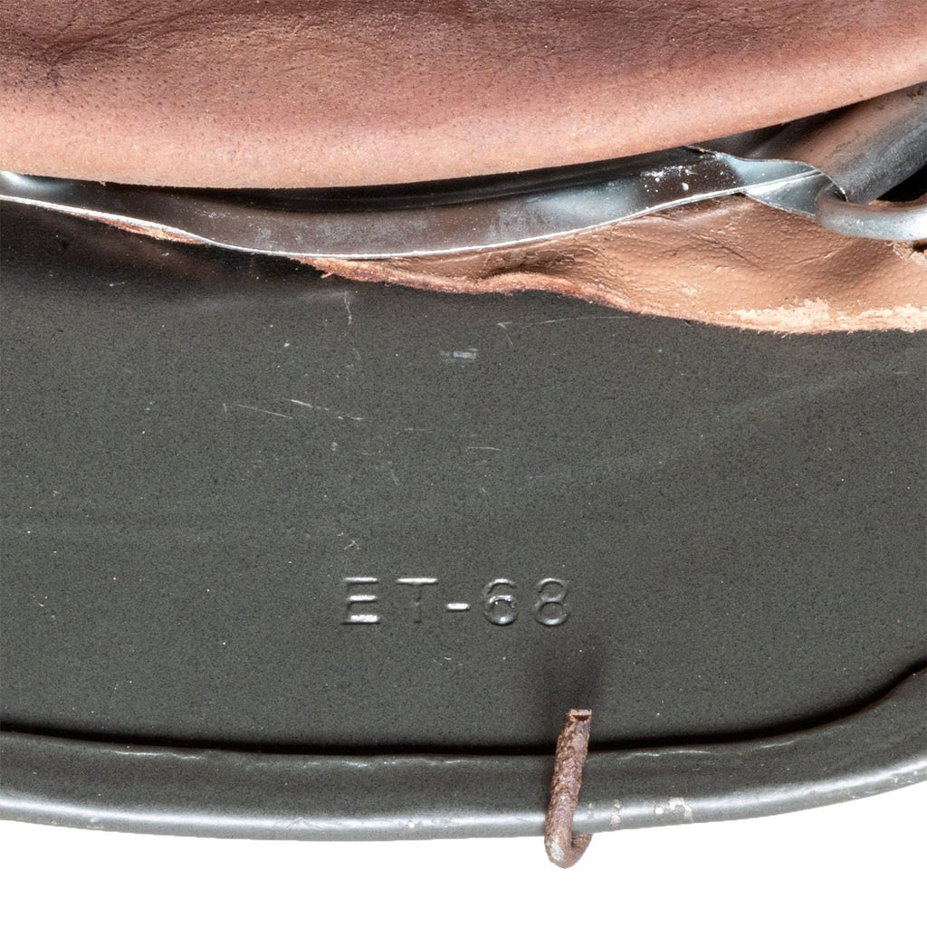 Vue en gros plan du marquage ET-68 du casque Allemand Stahlhelm M40 Battle Battered 2 ton Normandie