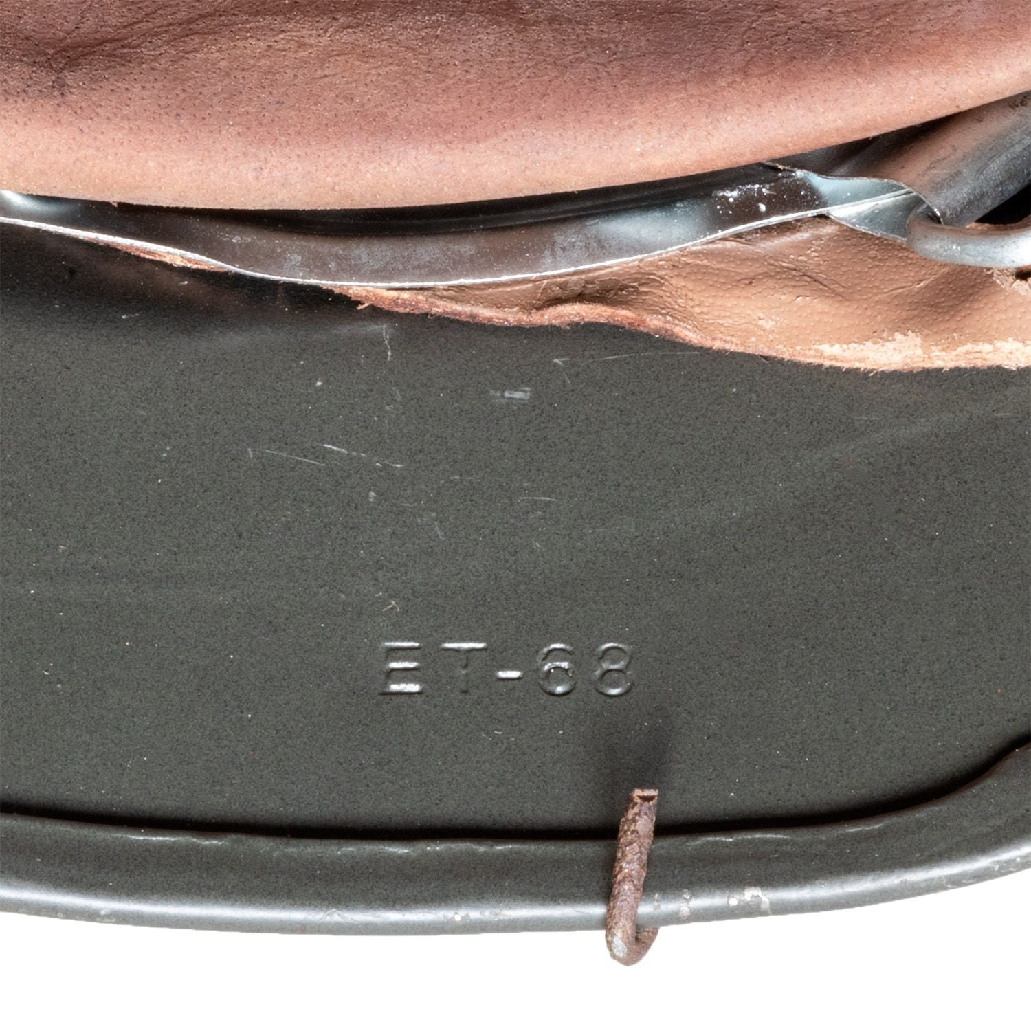 Vue en gros plan du marquage ET-68 du casque Allemand Stahlhelm M40 Battle Battered 2 ton Normandie