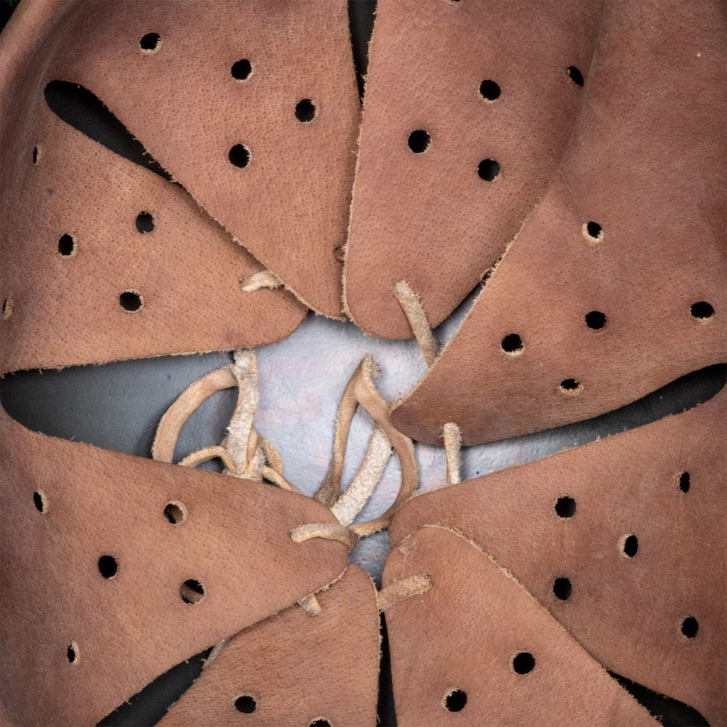 Vue interieure du lacet en cuir du casque Allemand Stahlhelm M40 Battle Battered 2 ton Normandie