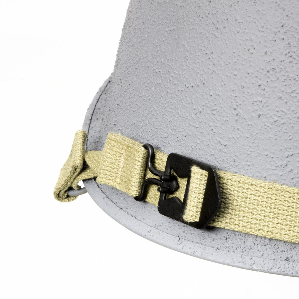 Coque de casque US M1 US Navy USN gros plan sur la jugulaire