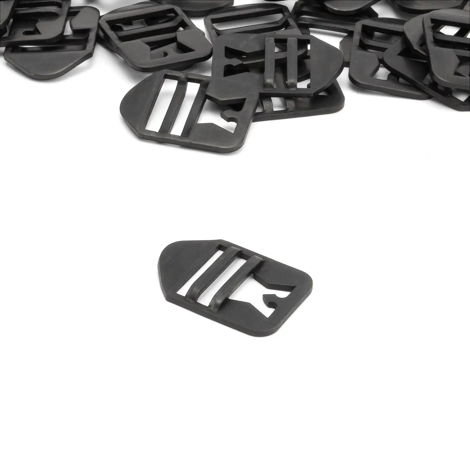 Boucle de jugulaire casque US M1 Type 1 "Raised Bar" en laiton noirci, reproduction fidèle WW2.