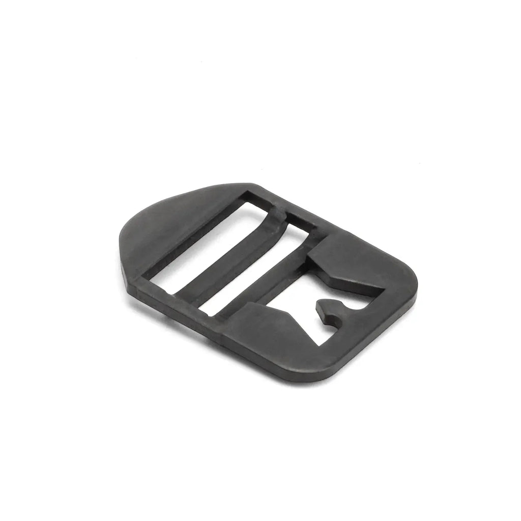 Vue arrière de la boucle de jugulaire M1, montrant la fente de glissement pour le crochet en "J".