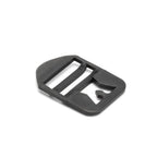 Vue arrière de la boucle de jugulaire M1, montrant la fente de glissement pour le crochet en "J".