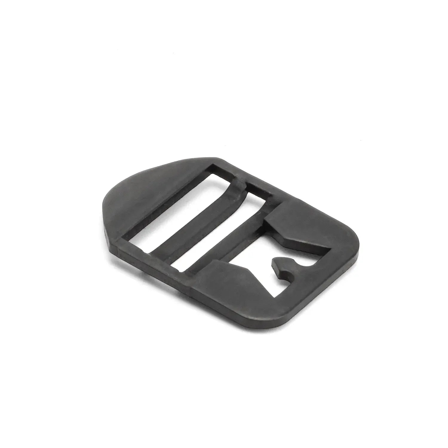 Vue arrière de la boucle de jugulaire M1, montrant la fente de glissement pour le crochet en "J".