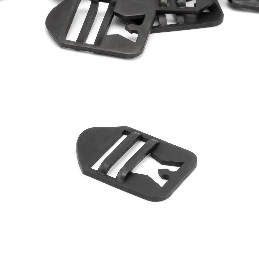 Texture et finition du laiton noirci de la boucle de jugulaire US M1, aspect fidèle à l'original.