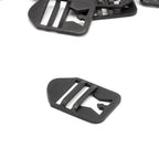 Texture et finition du laiton noirci de la boucle de jugulaire US M1, aspect fidèle à l'original.