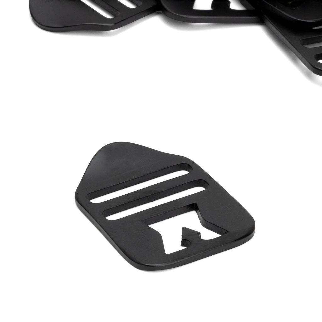 Boucle en laiton plate noir pour jugulaire de casque lourd M1 US WW2 vue en gros plan de 3/4 face.