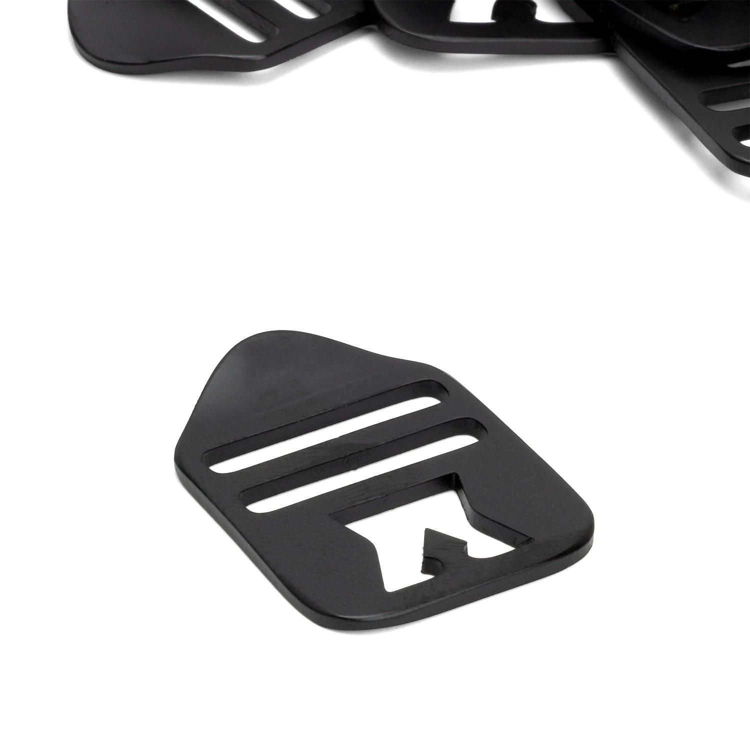 Boucle en laiton plate noir pour jugulaire de casque lourd M1 US WW2 vue en gros plan de 3/4 face.