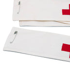 Gros plan de l'épingle de brassard d'infirmier avec sa croix rouge