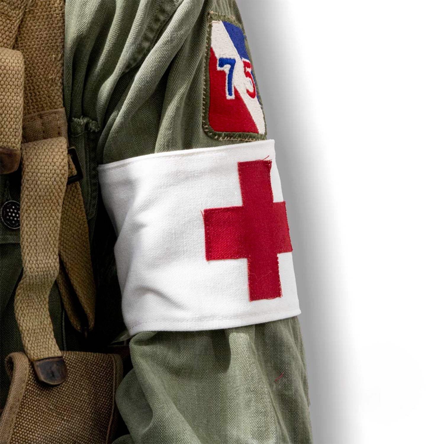 Exemple porté du brassard d'infirmier avec sa croix rouge