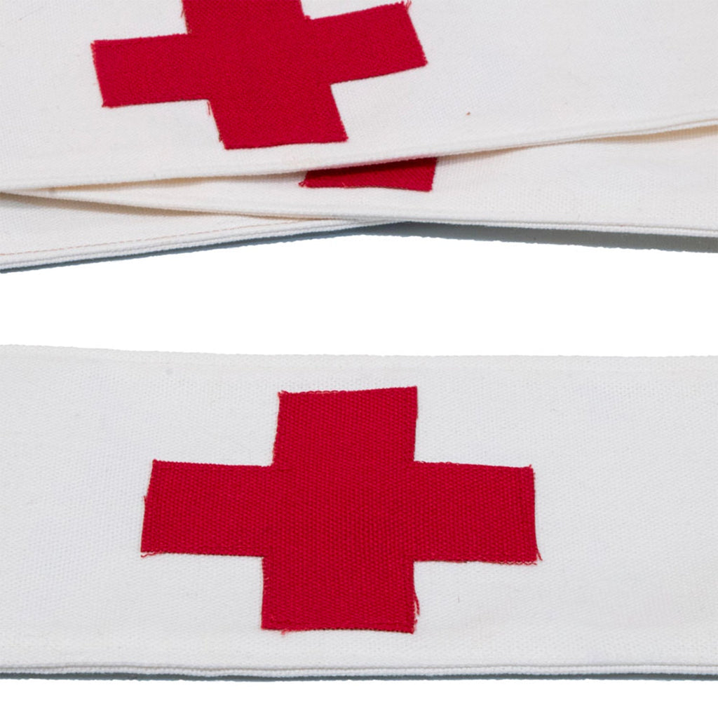 Gros plan de croix rouge du brassard d'infirmier