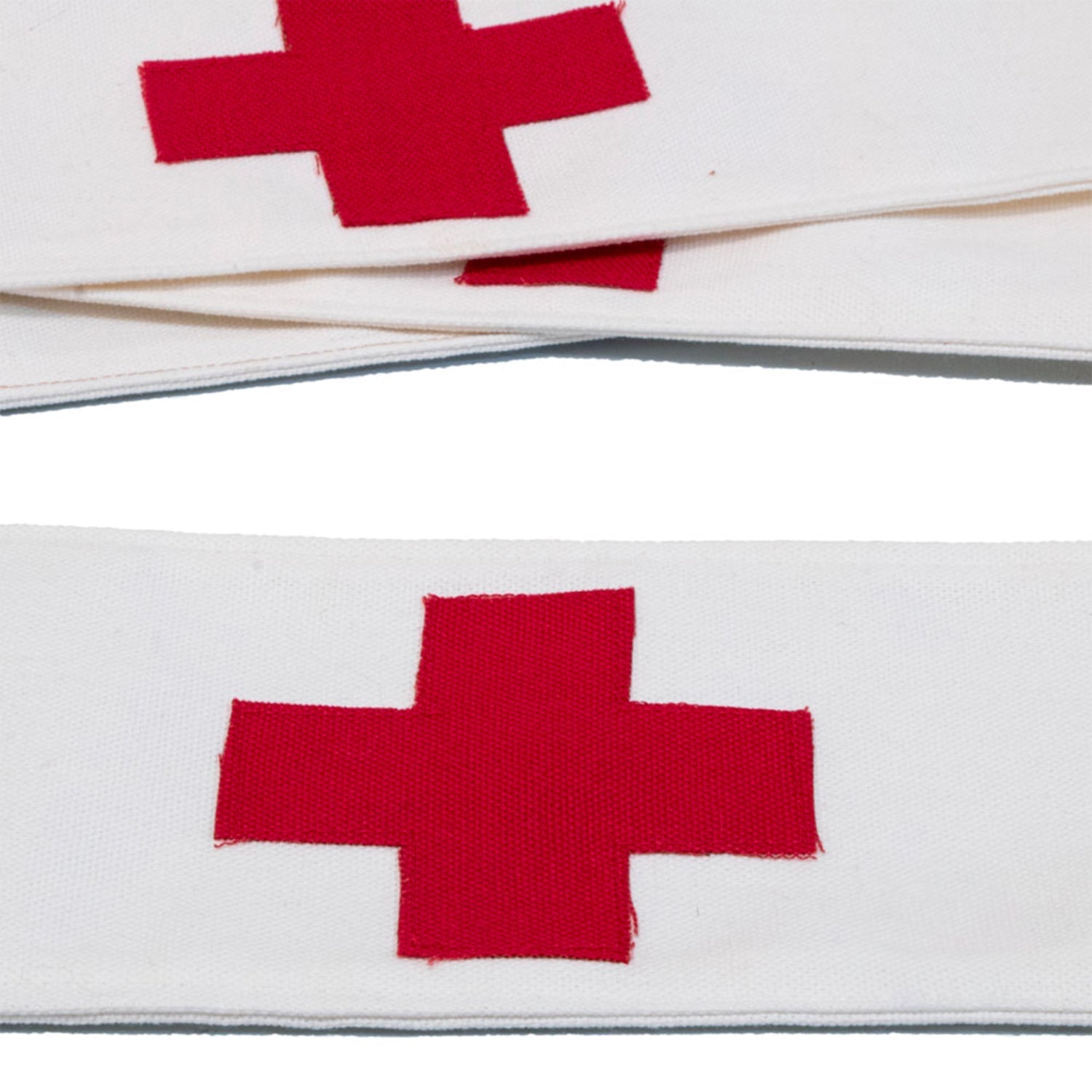 Gros plan de croix rouge du brassard d'infirmier