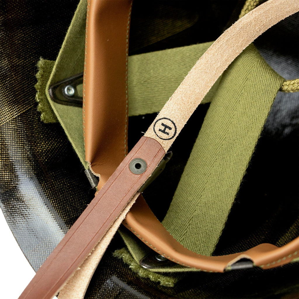 Gros plan du marquage de la jugulaire en cuir du sous-casque US M1