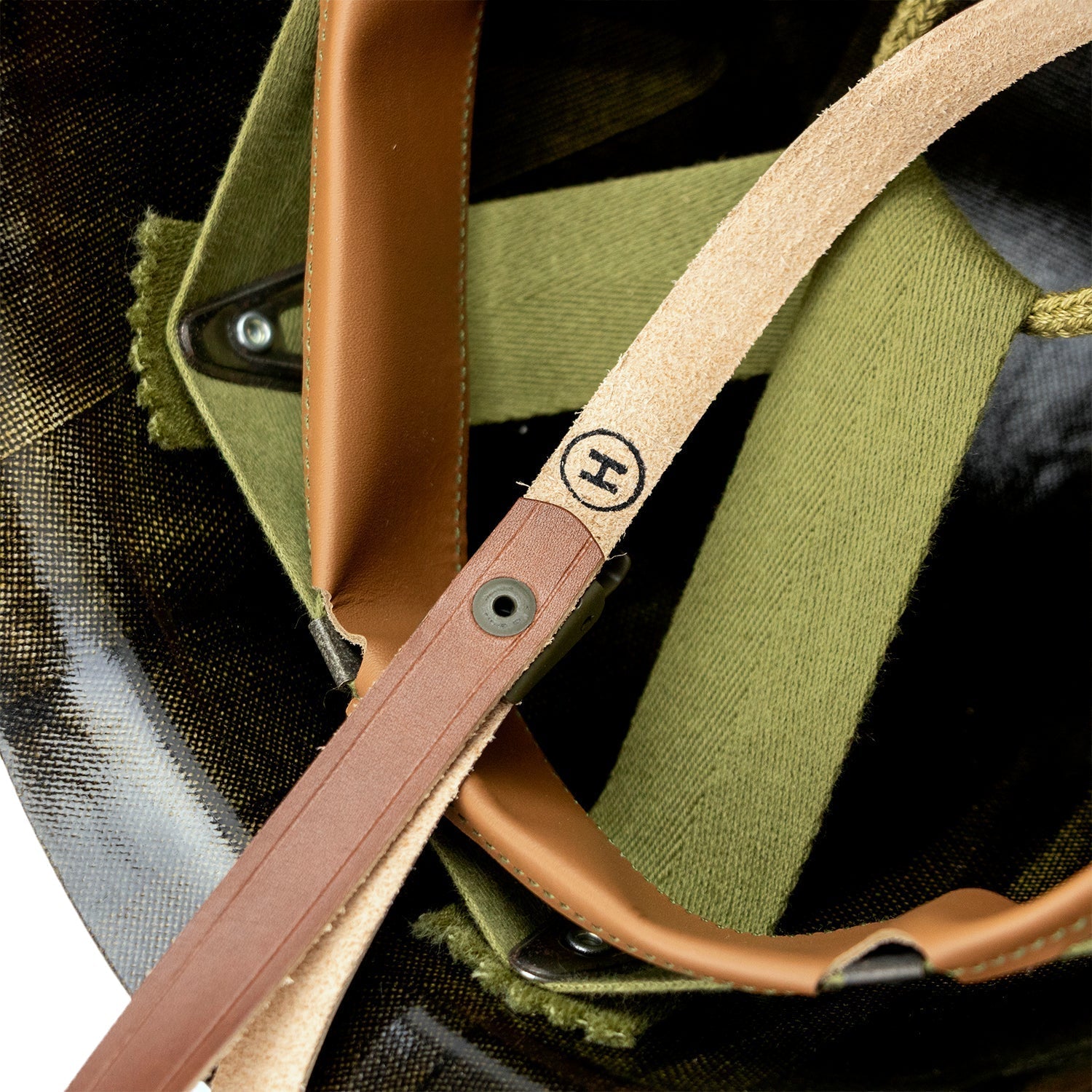 Gros plan du marquage de la jugulaire en cuir du sous-casque US M1