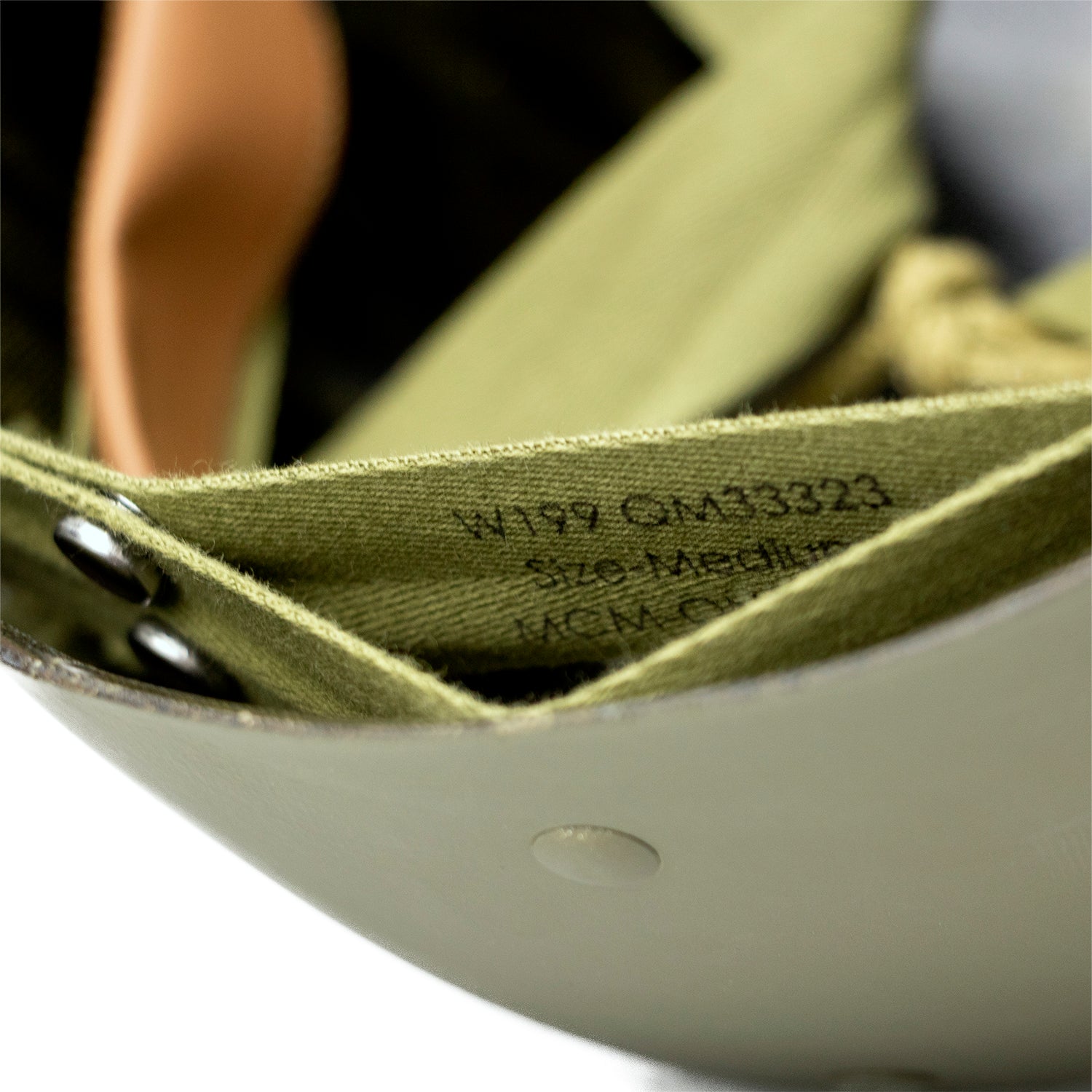 Gros plan du marquage du neckband du sous-casque.