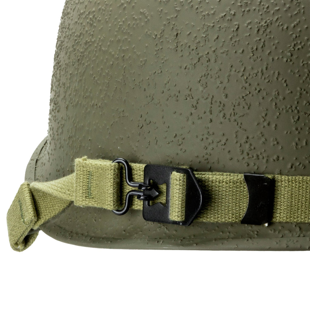 Gros plan des boucles de la jugulaire de casque lourd du casque US M1.