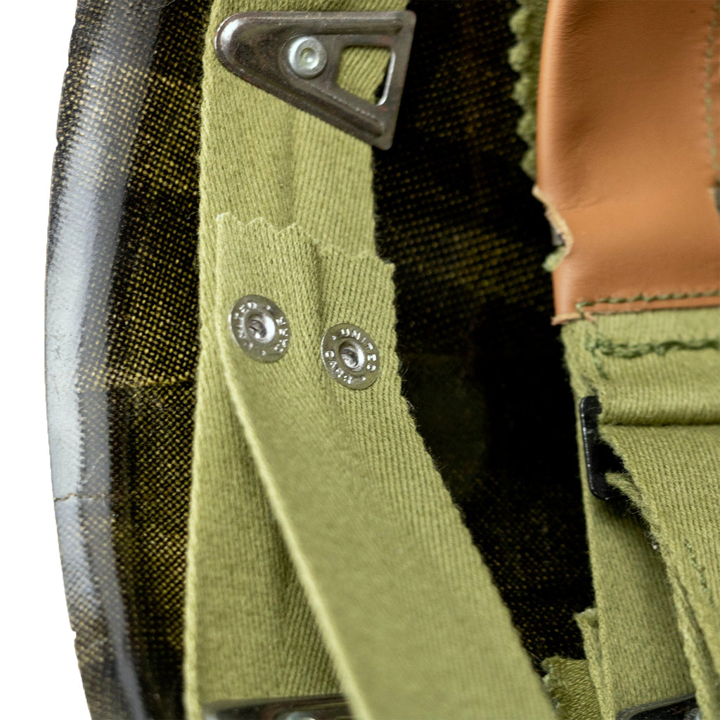 Gros plan des boutons-pression du neckband arrière du sous-casque.