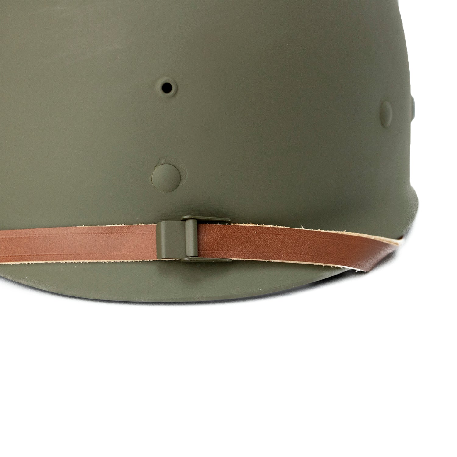 Gros plan de la boucle de jugulaire de sous-casque en cuir verte