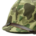 Casque Complet US M1 Pacifique avec couvre casque réversible gros plan de la jugulaire de sous casque.