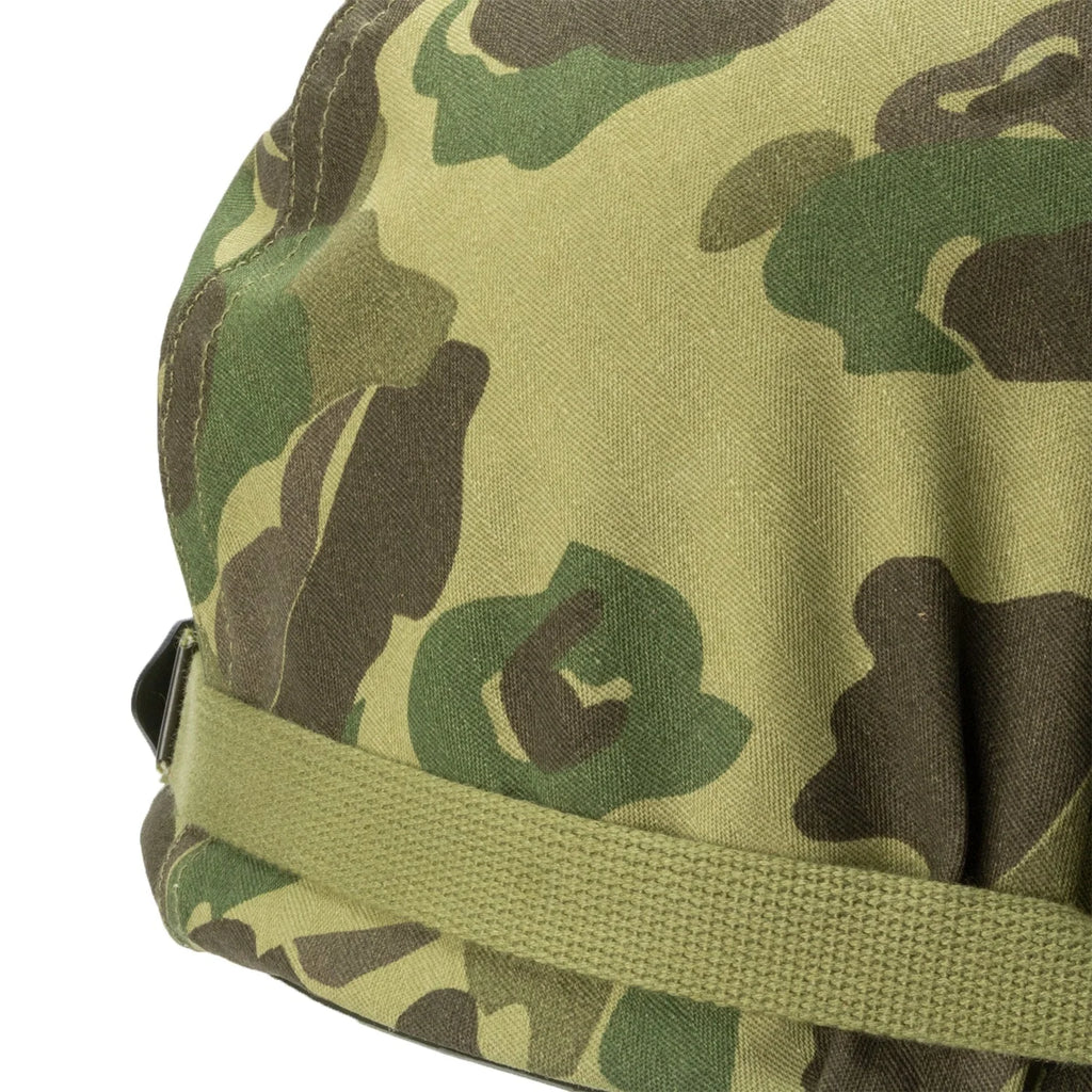 Casque Complet US M1 Pacifique avec couvre casque réversible vue en gros plan de la sangle de jugulaire de casque lourd.