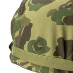 Casque Complet US M1 Pacifique avec couvre casque réversible vue en gros plan de la sangle de jugulaire de casque lourd.