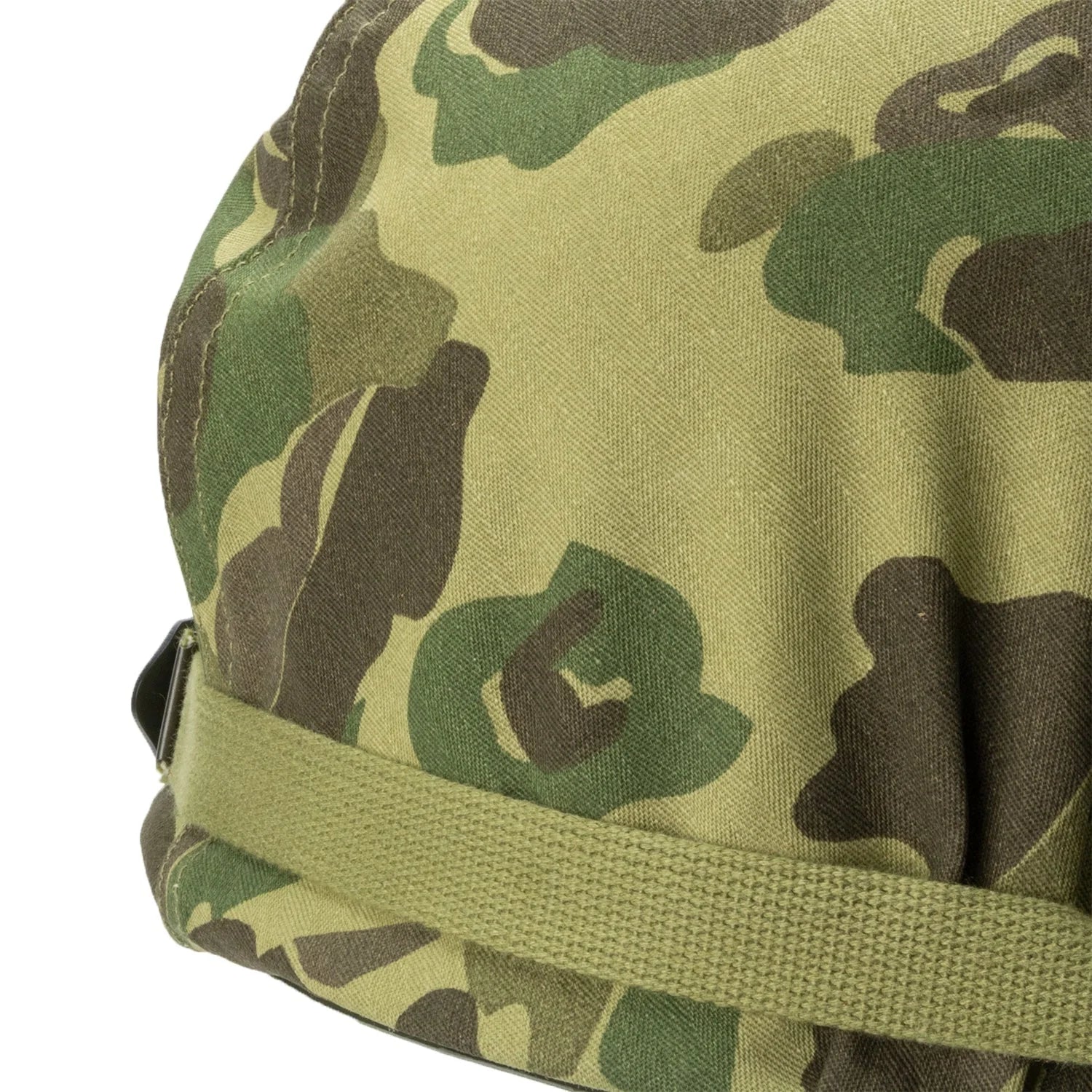 Casque Complet US M1 Pacifique avec couvre casque réversible vue en gros plan de la sangle de jugulaire de casque lourd.