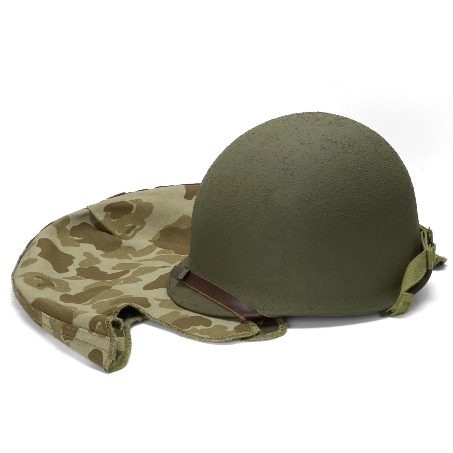 Casque Complet US M1 Pacifique avec couvre casque réversible vue posé au sol avec le couvre-casque à côté.