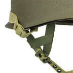 Casque Complet Parachutiste M1C vu en gros plan des A Yokes Westinghouse Olive Drab 7 et de sa mentonnière en tissu.