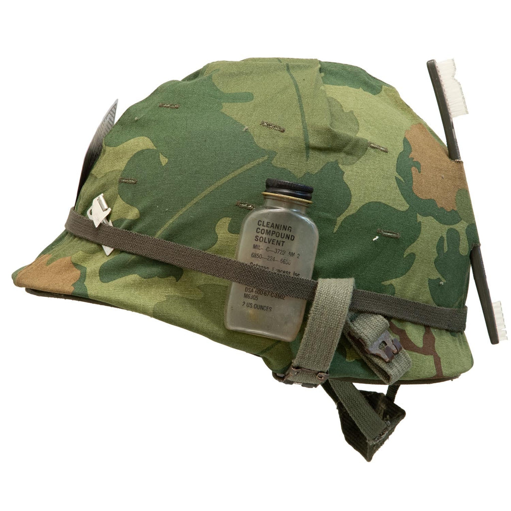 Casque Complet Vietnam US M1 vue de côté avec ses accessoires