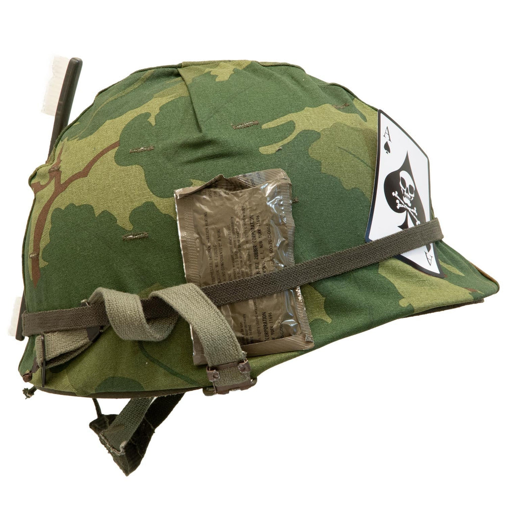 Casque Complet Vietnam US M1 avec ses accessoires vue latérale