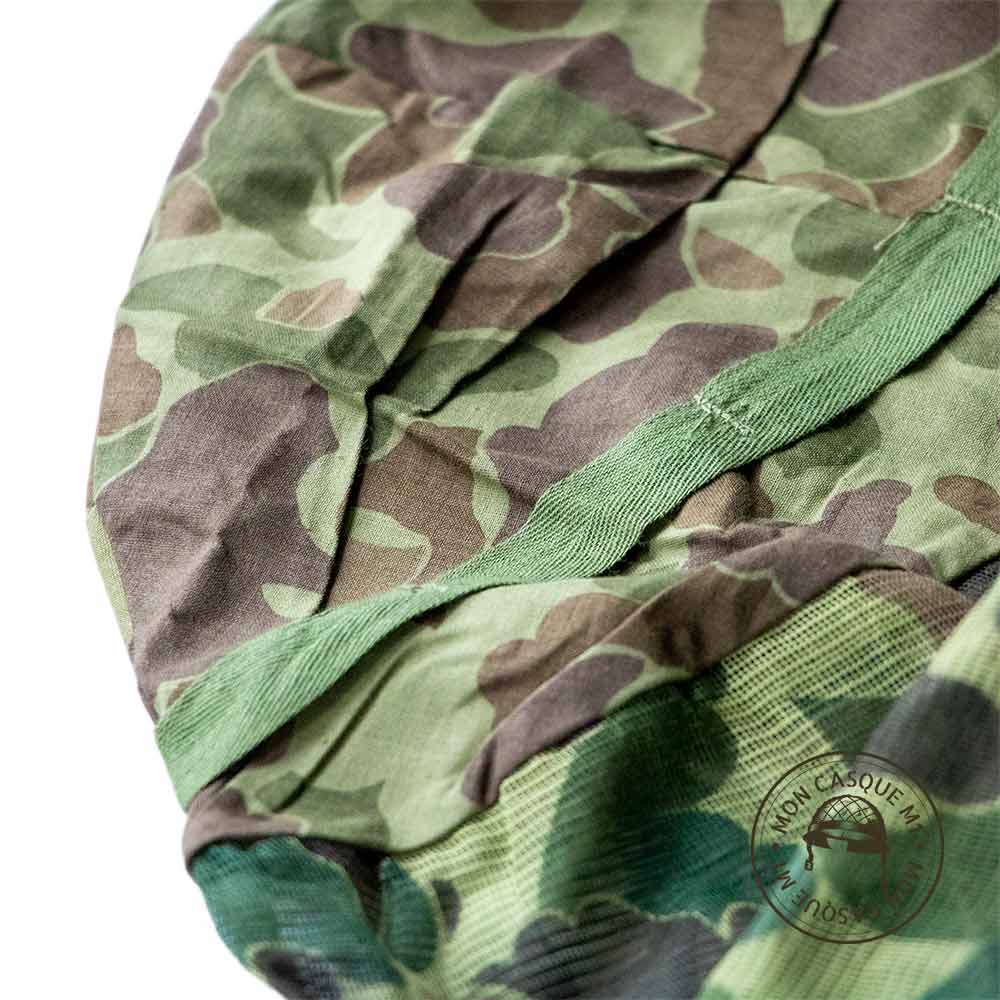 Gros plan sur la partie gauche du couvre casque moustiquaire camouflé USMC 1