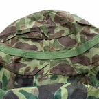 Gros plan sur la partie haute du couvre casque moustiquaire camouflé USMC