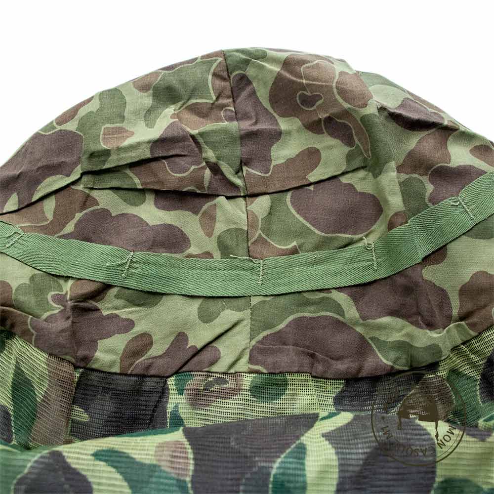 Gros plan sur la partie haute du couvre casque moustiquaire camouflé USMC